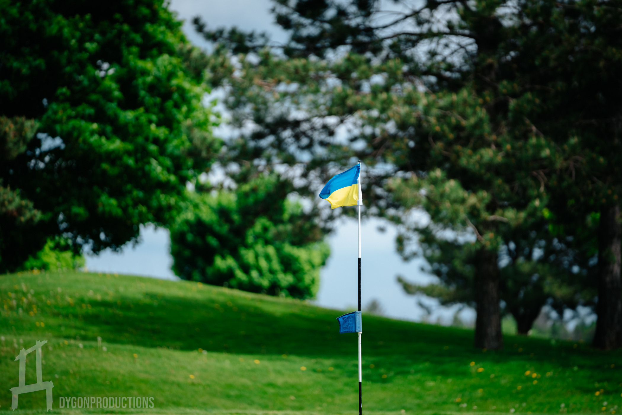 Ukrainian flag on the golf course at the UYA tournament
